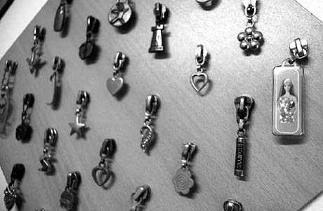 Uk�zka z pozoruhodn� sb�rky zipov�ch koncovek Anny Po�arovsk�